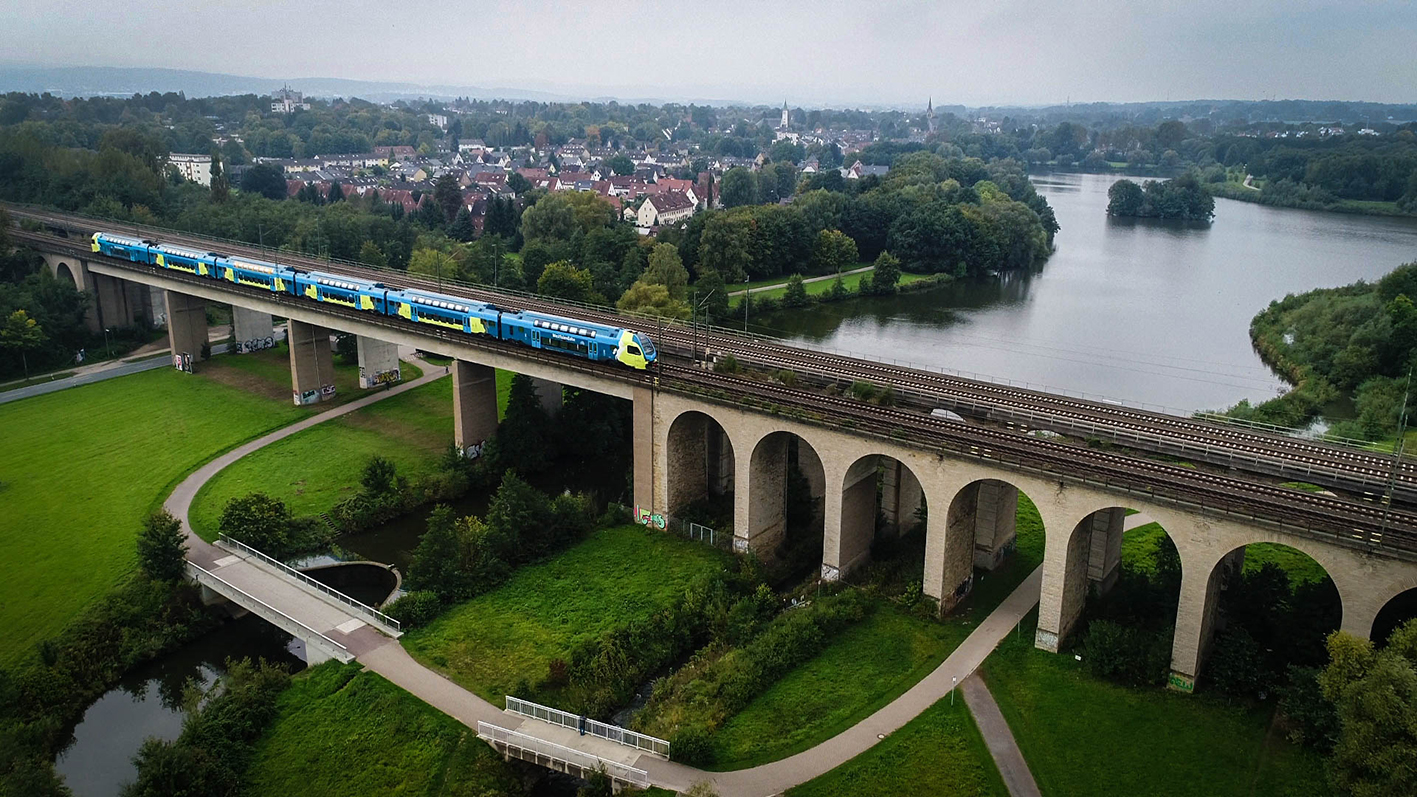 Symbolbild: WestfalenBahn fährt über Brücke. Bitte beachten Sie: Zugausfälle aufgrund von Brückenarbeiten in Hannover